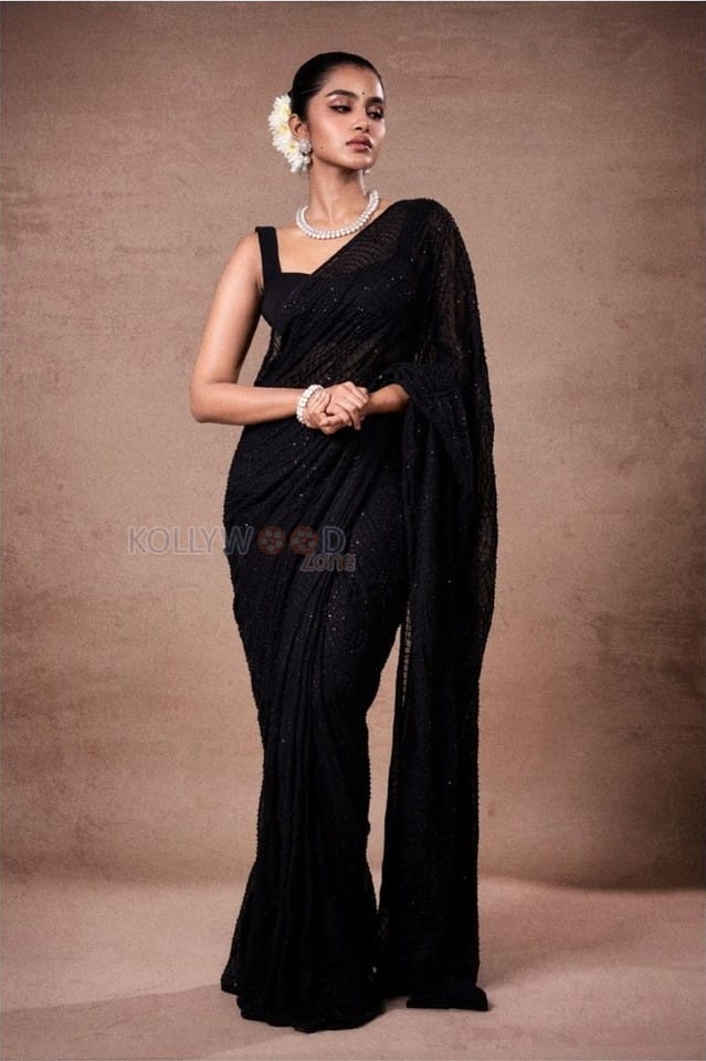 Tillu Square Heroine Anupama Parameswaran in a Black Shimmery Saree with Sleeveless Blouse Pictures 01