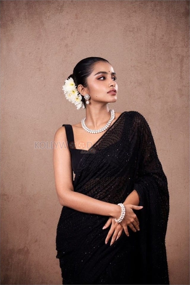 Tillu Square Heroine Anupama Parameswaran in a Black Shimmery Saree with Sleeveless Blouse Pictures 04