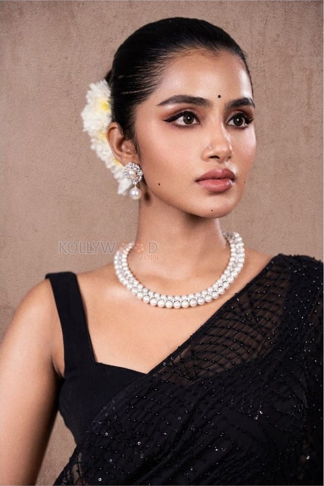 Tillu Square Heroine Anupama Parameswaran in a Black Shimmery Saree with Sleeveless Blouse Pictures 08