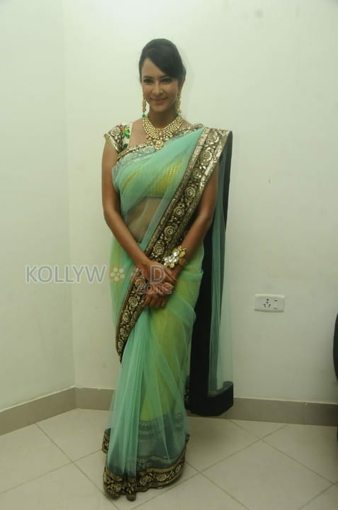 Tolly Actress Manchu Lakshmi Sexy Saree Pictures