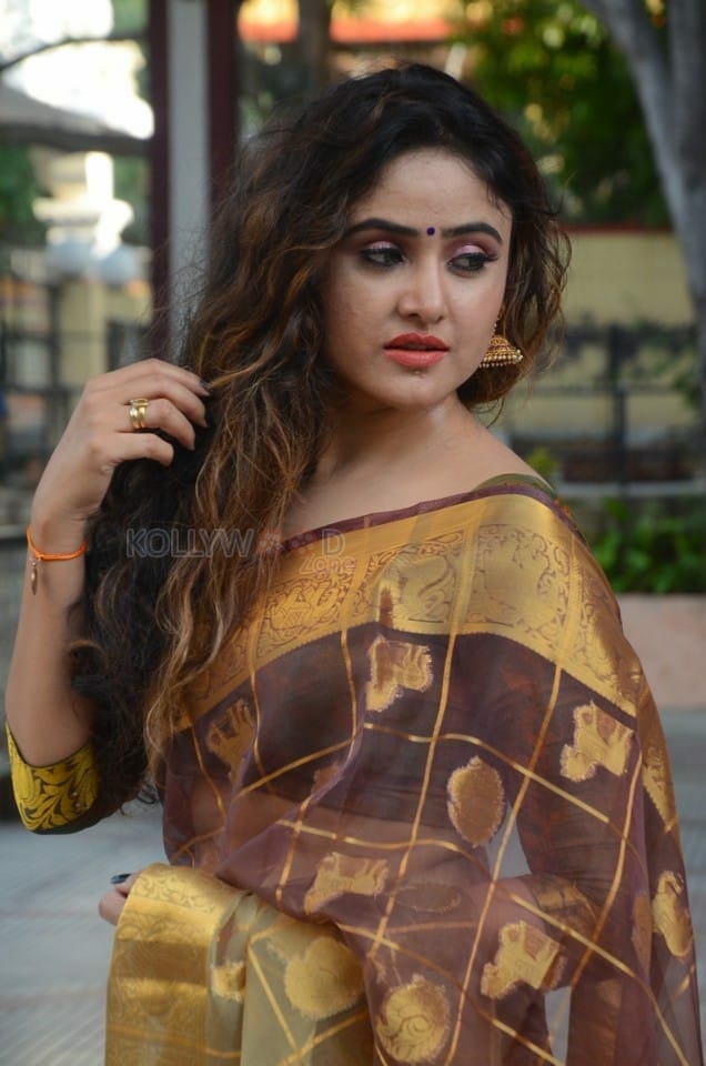 Tollywood Actress Sony Charista Saree Photoshoot Pictures