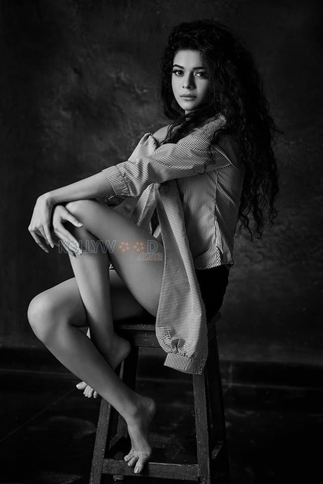 Tribhanga Actress Mithila Palkar Photoshoot Pictures