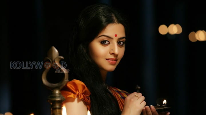 Vedhika In Kaaviya Thalaivan Movie Stills