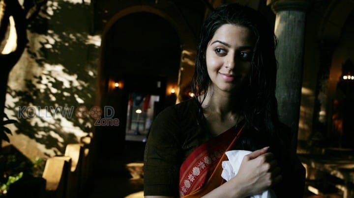 Vedhika In Kaaviya Thalaivan Movie Stills