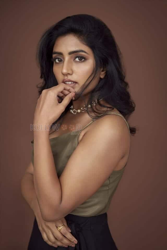 3 Roses Web Series Actress Eesha Rebba Pictures 02