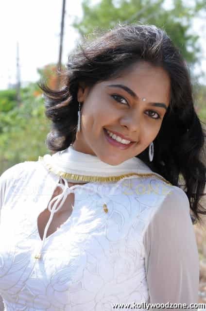 Actress Bindu Madhavi Images