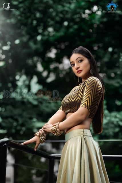 Actress Bommu Lakshmi Sexy Photoshoot Pictures