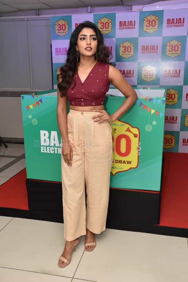 Actress Eesha Rebba Picks The Lucky Bumper Draw At India S Biggest Festive Offer Bumper Draw By Bajaj Electronics Photos