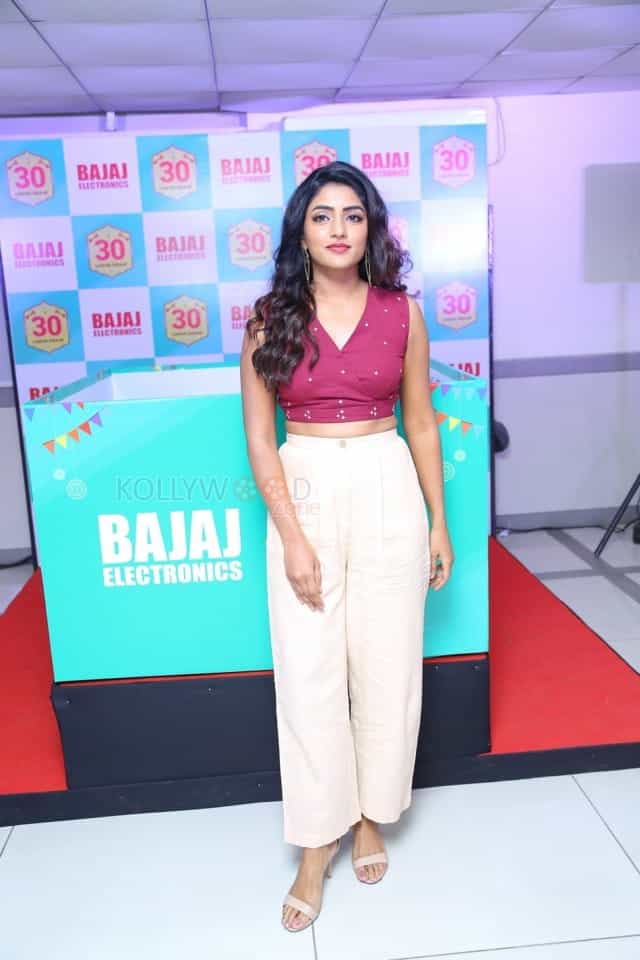 Actress Eesha Rebba Picks The Lucky Bumper Draw At India S Biggest Festive Offer Bumper Draw By Bajaj Electronics Photos