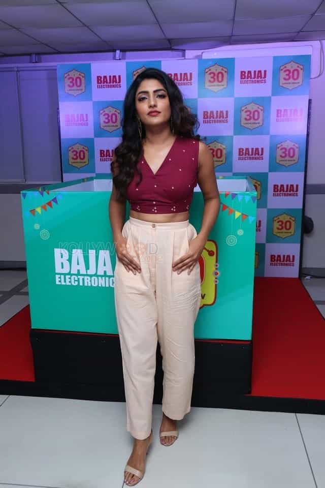 Actress Eesha Rebba Picks The Lucky Bumper Draw At India S Biggest Festive Offer Bumper Draw By Bajaj Electronics Photos