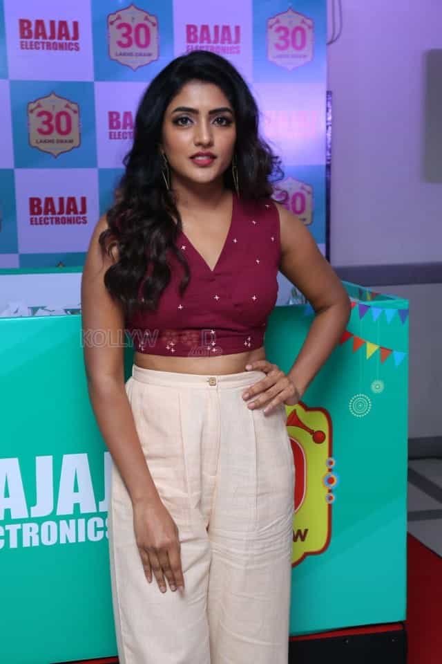 Actress Eesha Rebba Picks The Lucky Bumper Draw At India S Biggest Festive Offer Bumper Draw By Bajaj Electronics Photos