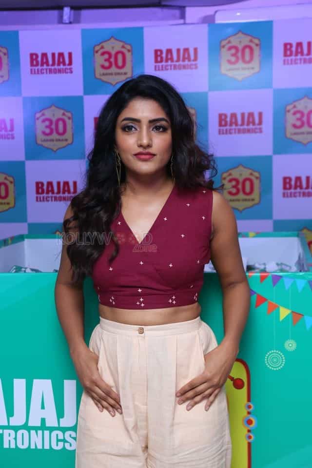 Actress Eesha Rebba Picks The Lucky Bumper Draw At India S Biggest Festive Offer Bumper Draw By Bajaj Electronics Photos