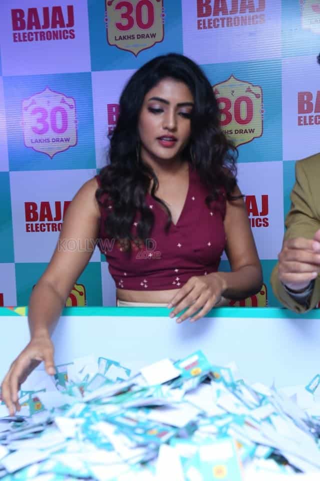 Actress Eesha Rebba Picks The Lucky Bumper Draw At India S Biggest Festive Offer Bumper Draw By Bajaj Electronics Photos