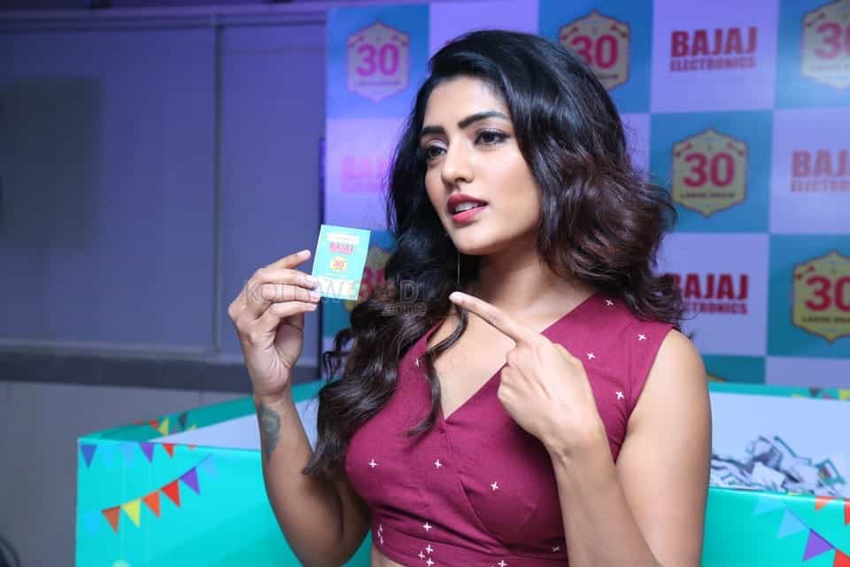 Actress Eesha Rebba Picks The Lucky Bumper Draw At India S Biggest Festive Offer Bumper Draw By Bajaj Electronics Photos