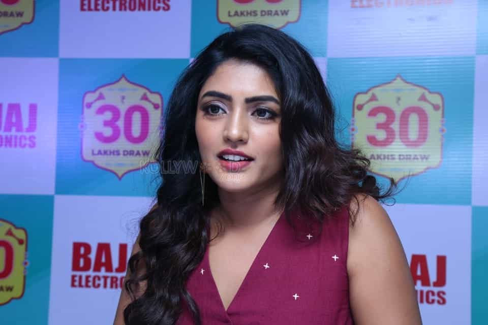 Actress Eesha Rebba Picks The Lucky Bumper Draw At India S Biggest Festive Offer Bumper Draw By Bajaj Electronics Photos