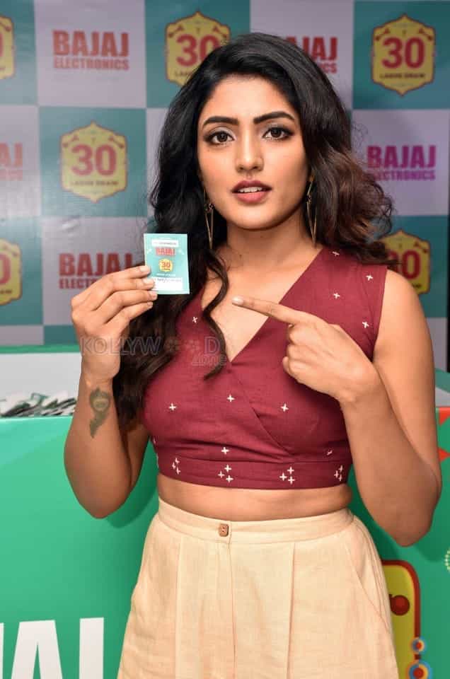 Actress Eesha Rebba Picks The Lucky Bumper Draw At India S Biggest Festive Offer Bumper Draw By Bajaj Electronics Photos