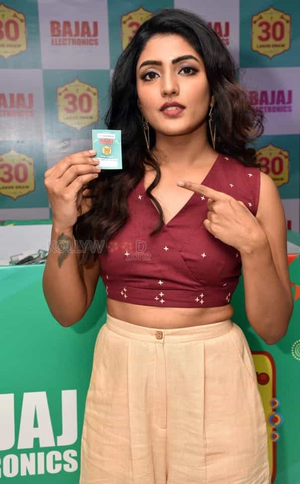 Actress Eesha Rebba Picks The Lucky Bumper Draw At India S Biggest Festive Offer Bumper Draw By Bajaj Electronics Photos