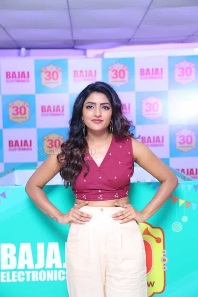 Actress Eesha Rebba Picks The Lucky Bumper Draw At India S Biggest Festive Offer Bumper Draw By Bajaj Electronics Photos