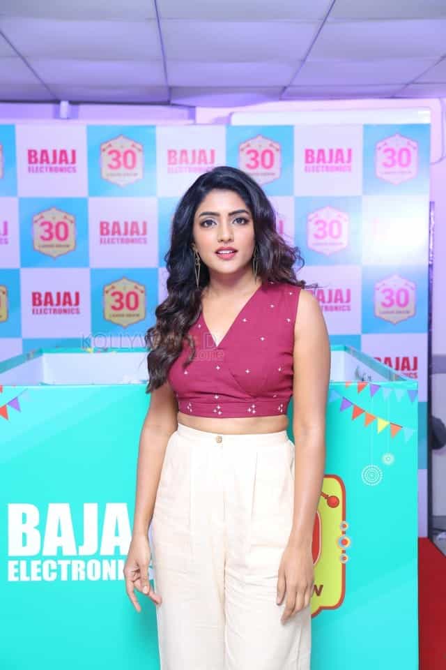 Actress Eesha Rebba Picks The Lucky Bumper Draw At India S Biggest Festive Offer Bumper Draw By Bajaj Electronics Photos