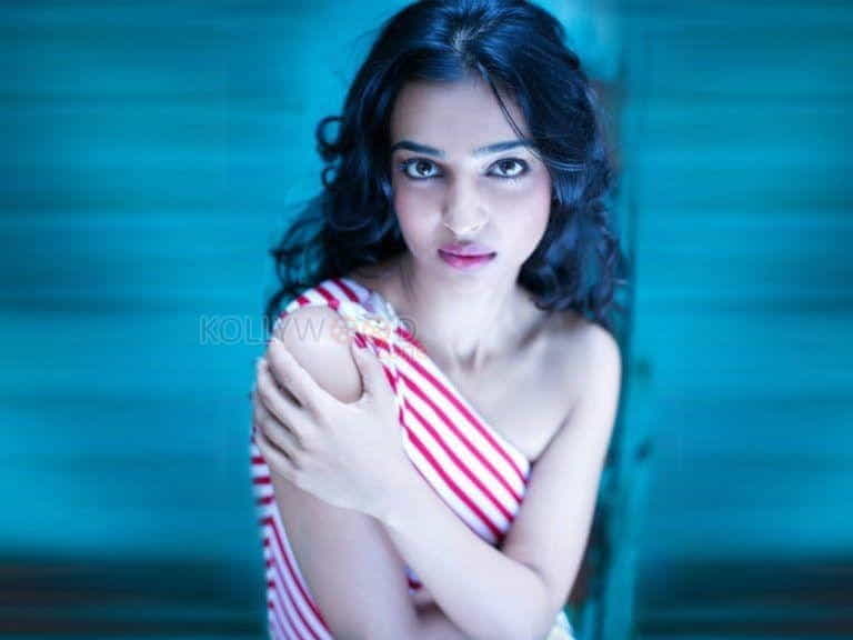 Actress Radhika Apte Hot Sexy Pictures