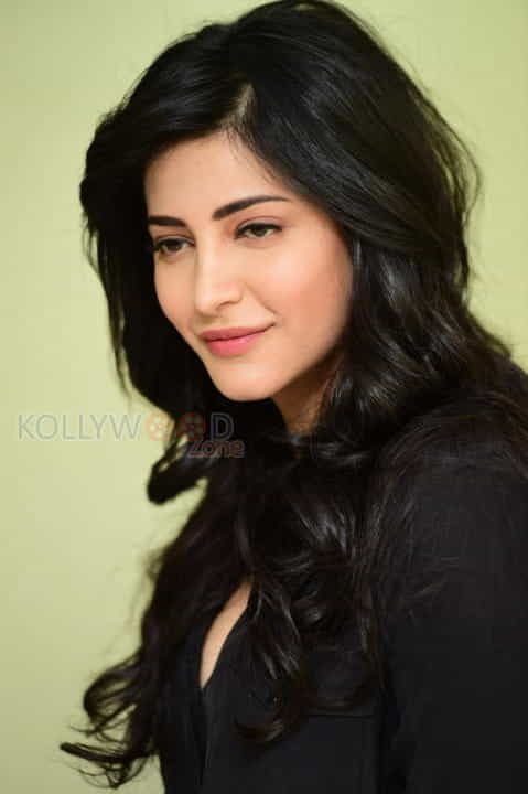 Actress Shruti Haasan New Photos