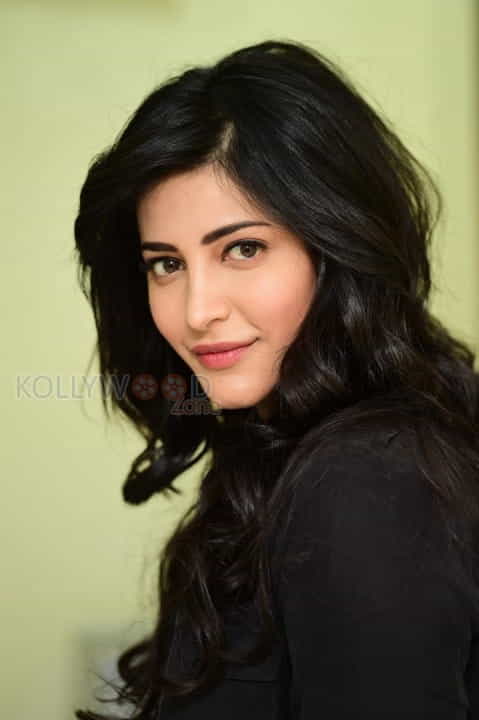 Actress Shruti Haasan New Photos