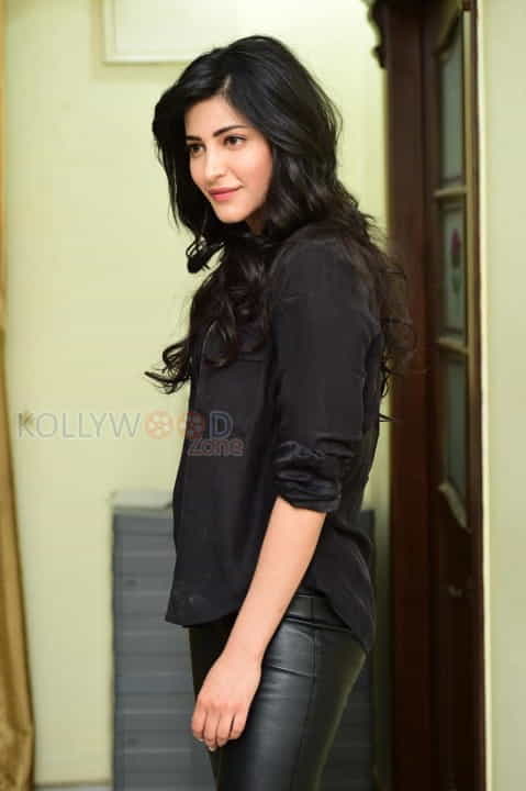 Actress Shruti Haasan New Photos