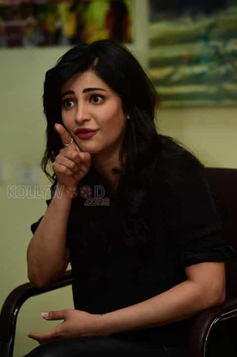 Actress Shruti Haasan New Photos