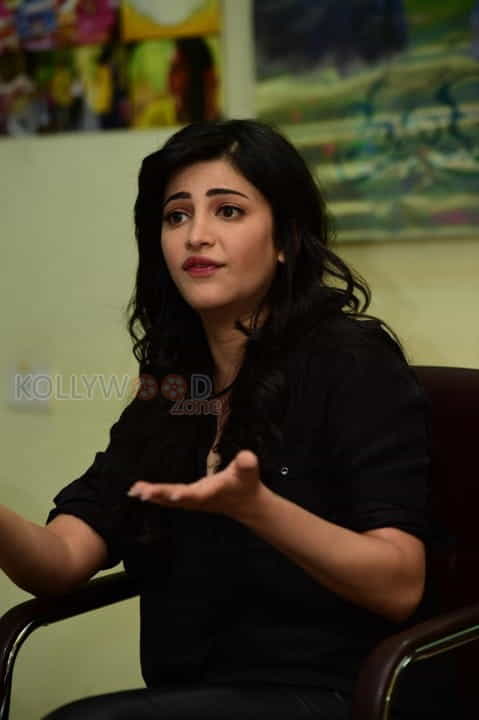 Actress Shruti Haasan New Photos