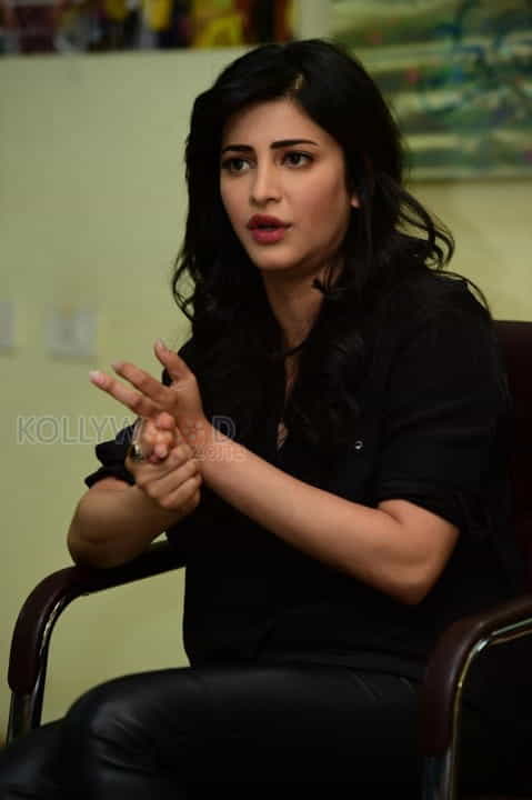 Actress Shruti Haasan New Photos