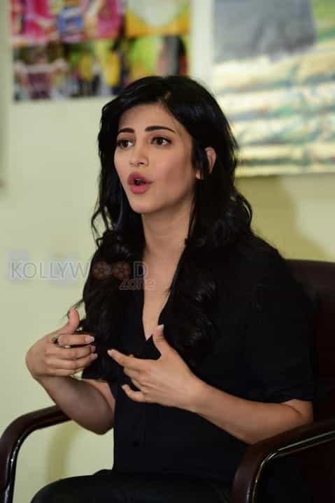 Actress Shruti Haasan New Photos