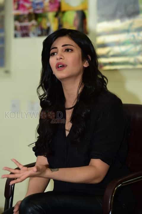 Actress Shruti Haasan New Photos