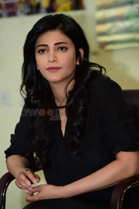 Actress Shruti Haasan New Photos