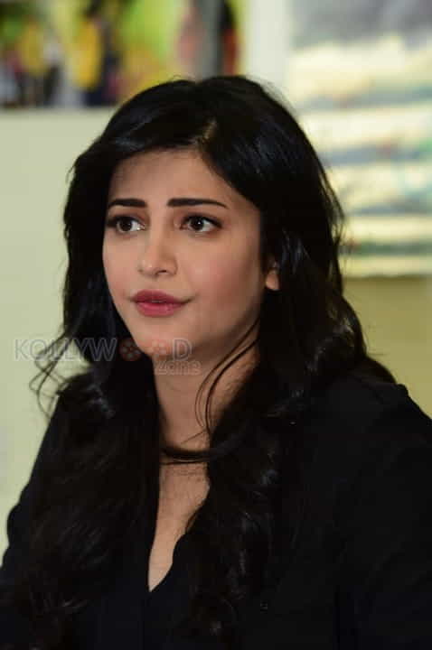 Actress Shruti Haasan New Photos