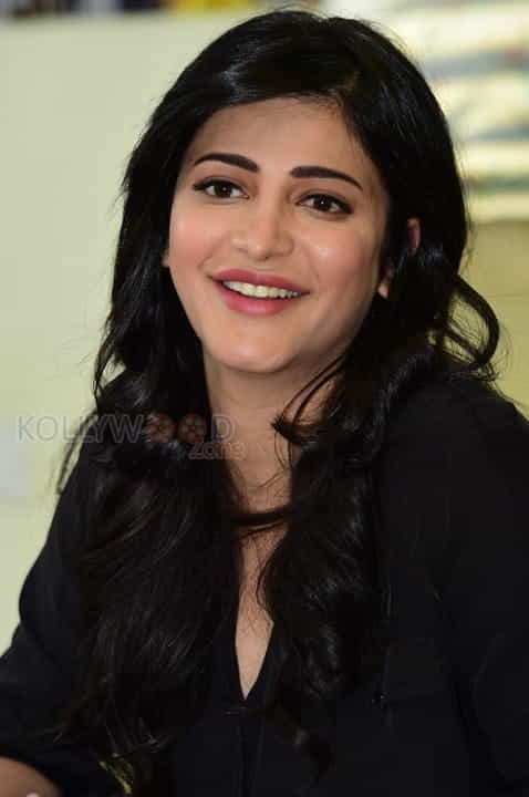 Actress Shruti Haasan New Photos