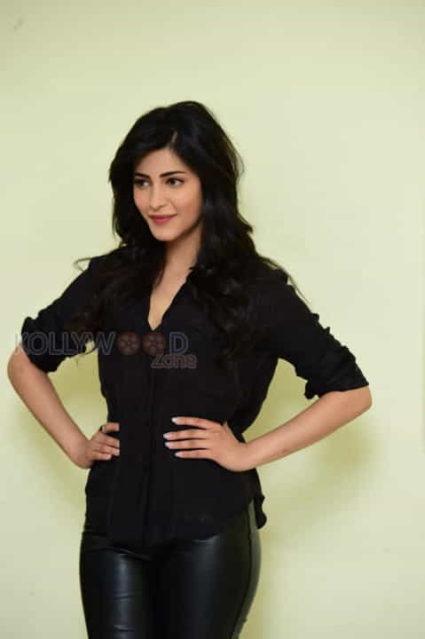 Actress Shruti Haasan New Photos