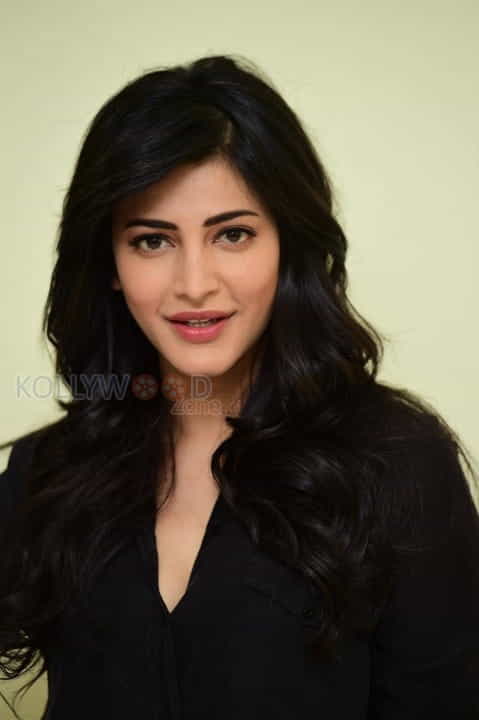 Actress Shruti Haasan New Photos