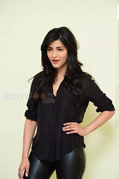 Actress Shruti Haasan New Photos