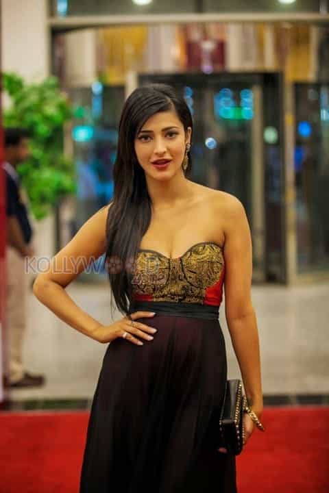 Actress Singer Shruti Haasan Sexy Pictures