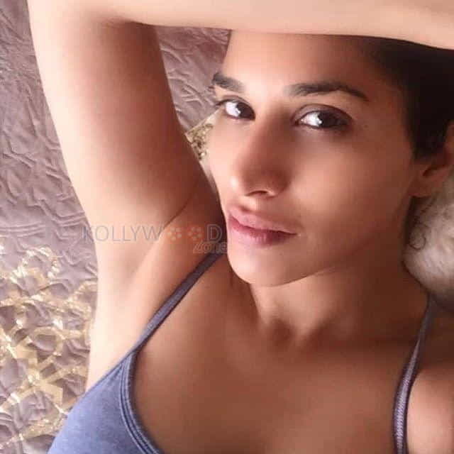 Actress Sophie Choudry Sexy Spicy Photos