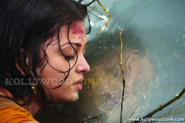 Aishwarya Rai In Raavanan Movie Pics