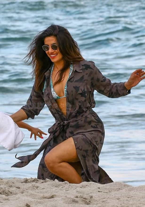 Baywatch Actress Priyanka Chopra Bikini Photos