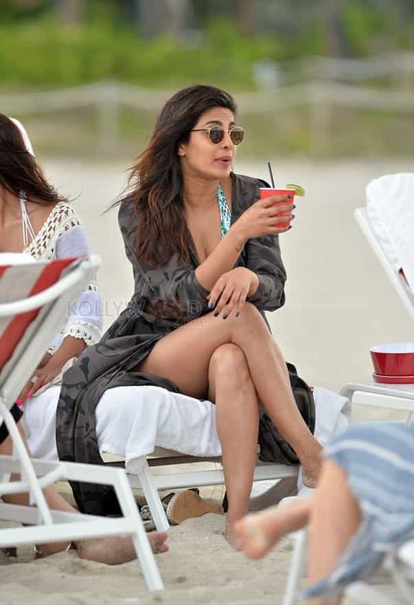 Baywatch Actress Priyanka Chopra Bikini Photos