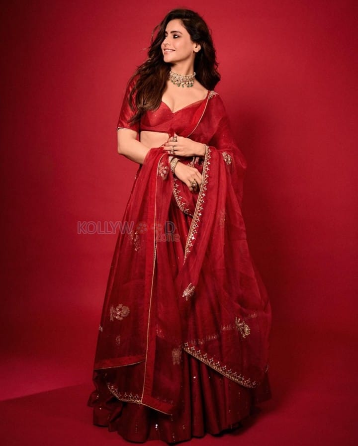 Beautiful Aamna Sharif in a Red Lehenga Pictures 03