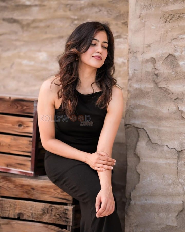 Beautiful Amritha Aiyer in a Black Sleeveless Ruched Dress Photos 01