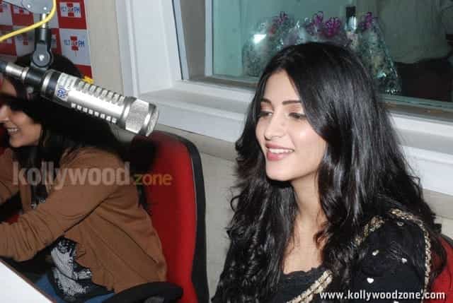 Beautiful Shruthi Hassan At Big Studio Pictures