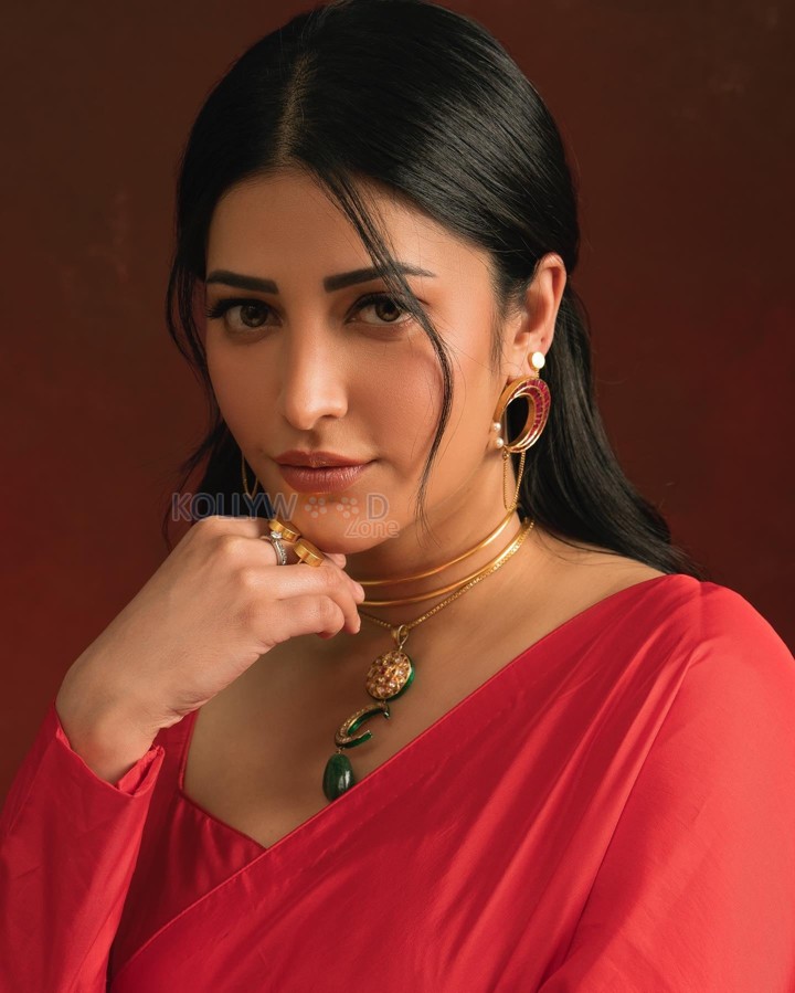 Beautiful Shruti Haasan in a Red Satin Saree Pictures 02