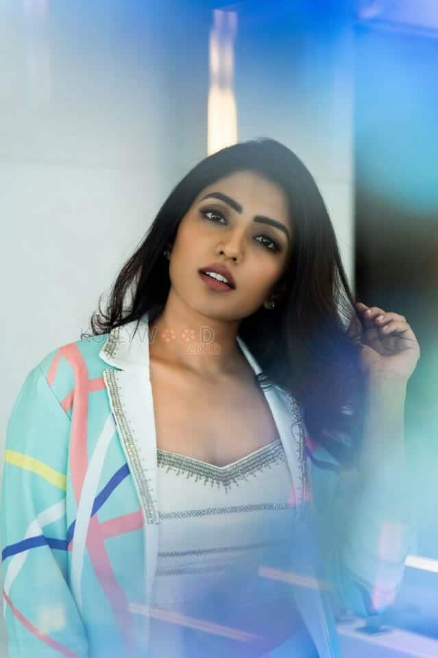 Beautiful Tollywood Heroine Eesha Rebba Pictures 09