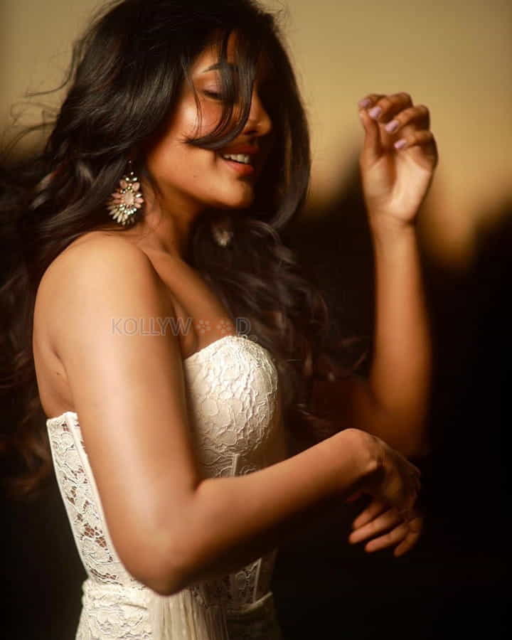 Beautiful eesha rebba photoshoot pictures