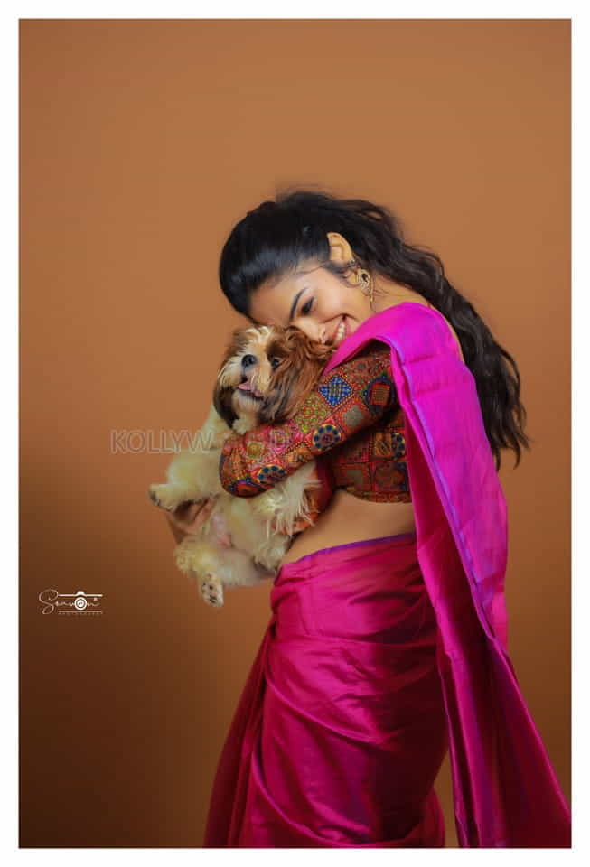 Bigg Boss Fame Divi Vadthya Photos